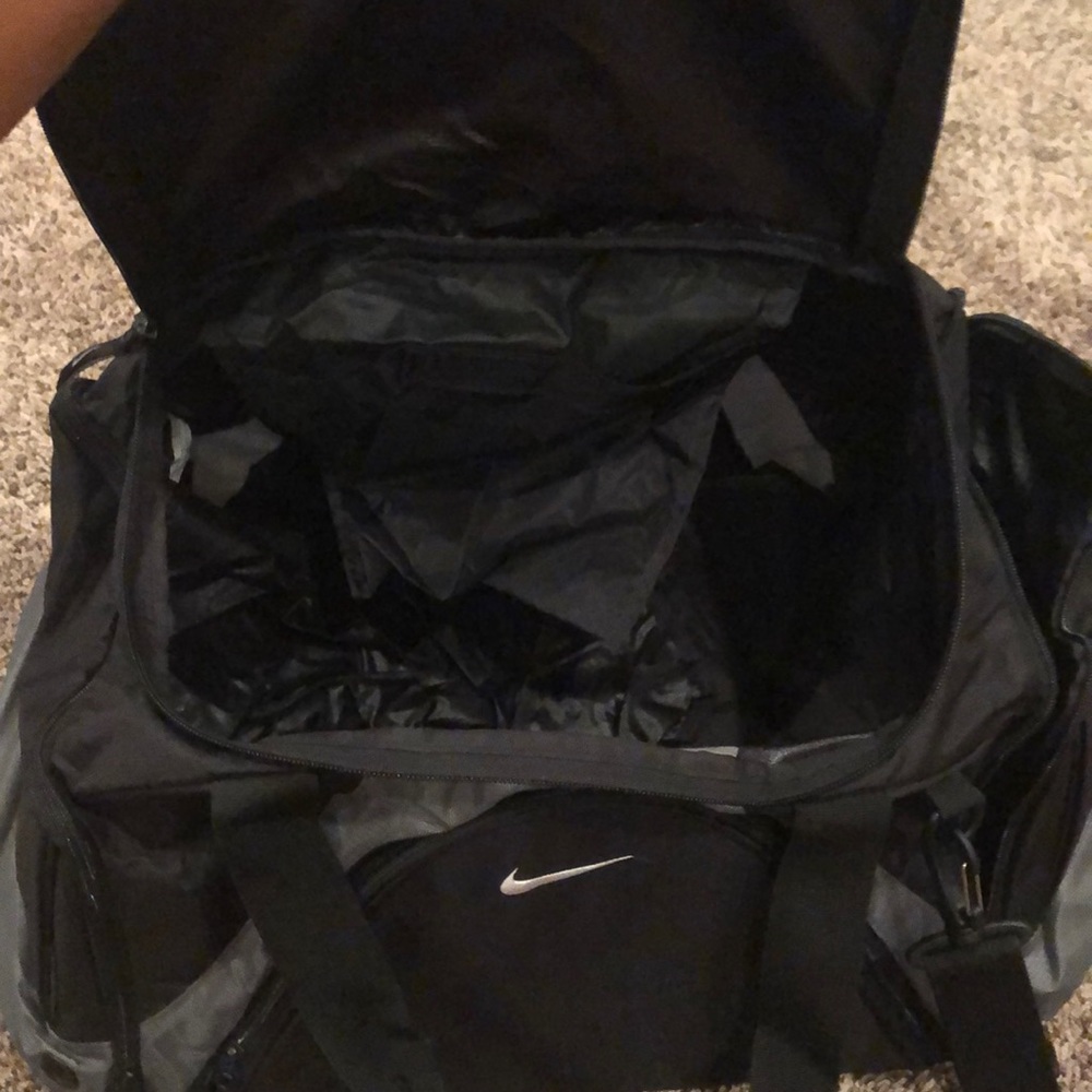 Nike duffle bag!! Taking any offer ! - Picture 3 of 3
